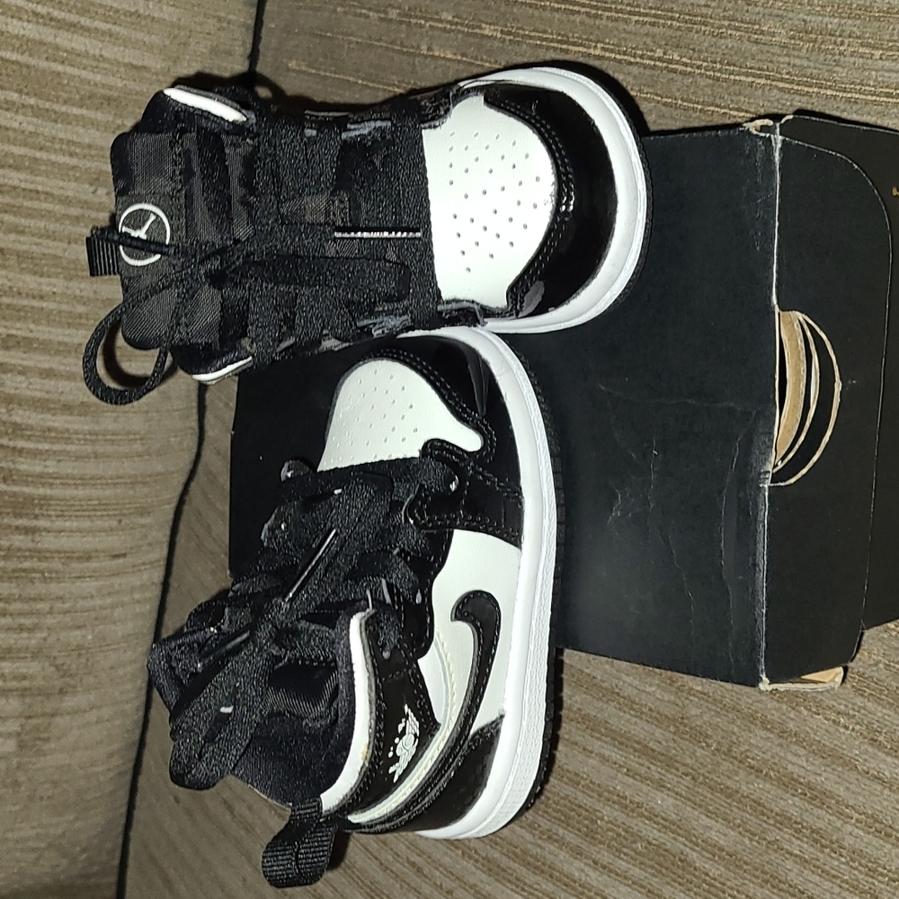 UNISEX JORDANS 1 MIDS (ASW) WORN ONCE